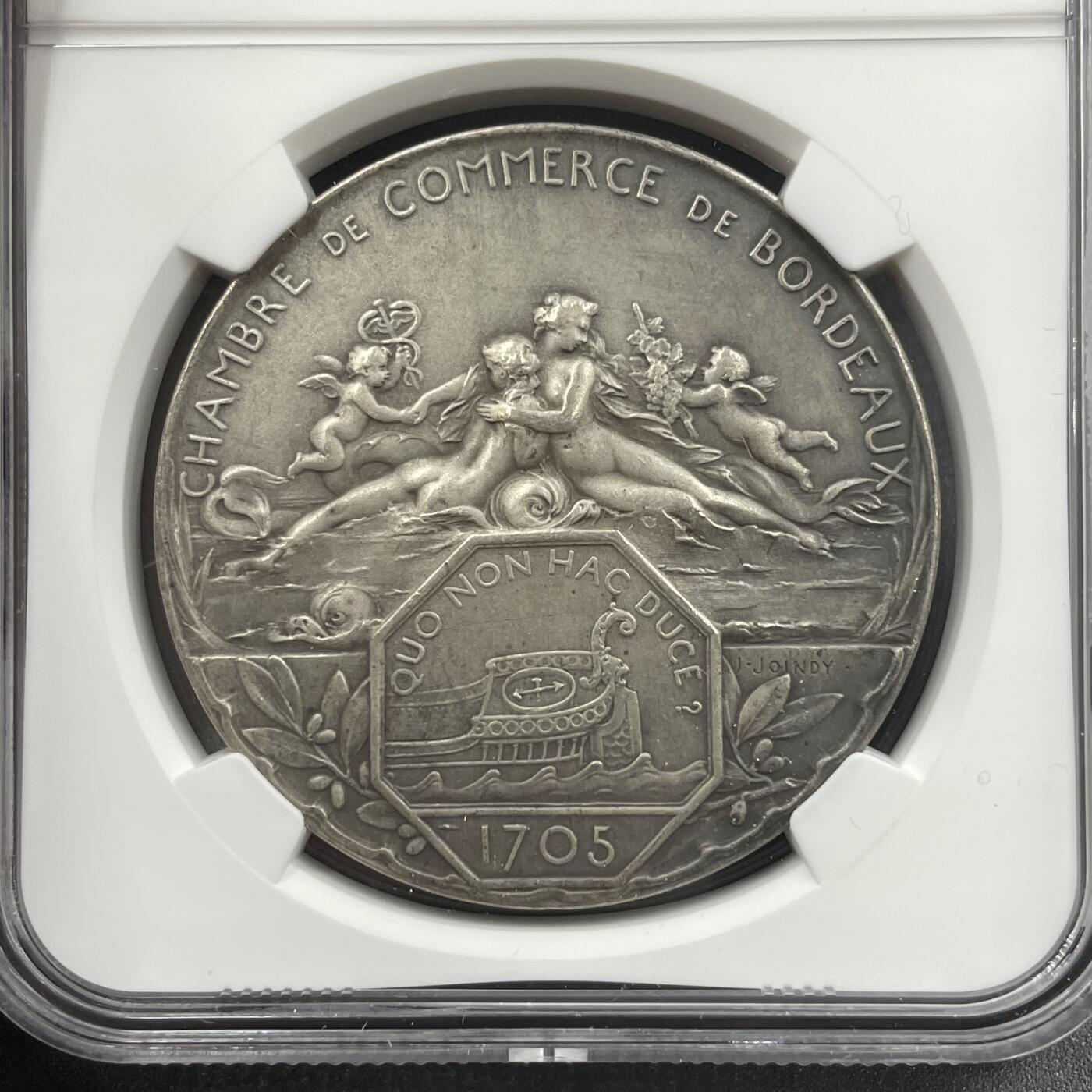「木头集藏」章牌精品专场！ J.JOINDY～1906年法国波尔多商会纪念银章，MS 62，直径：40 mm，背面刻画波尔多港口景观，品相不错。