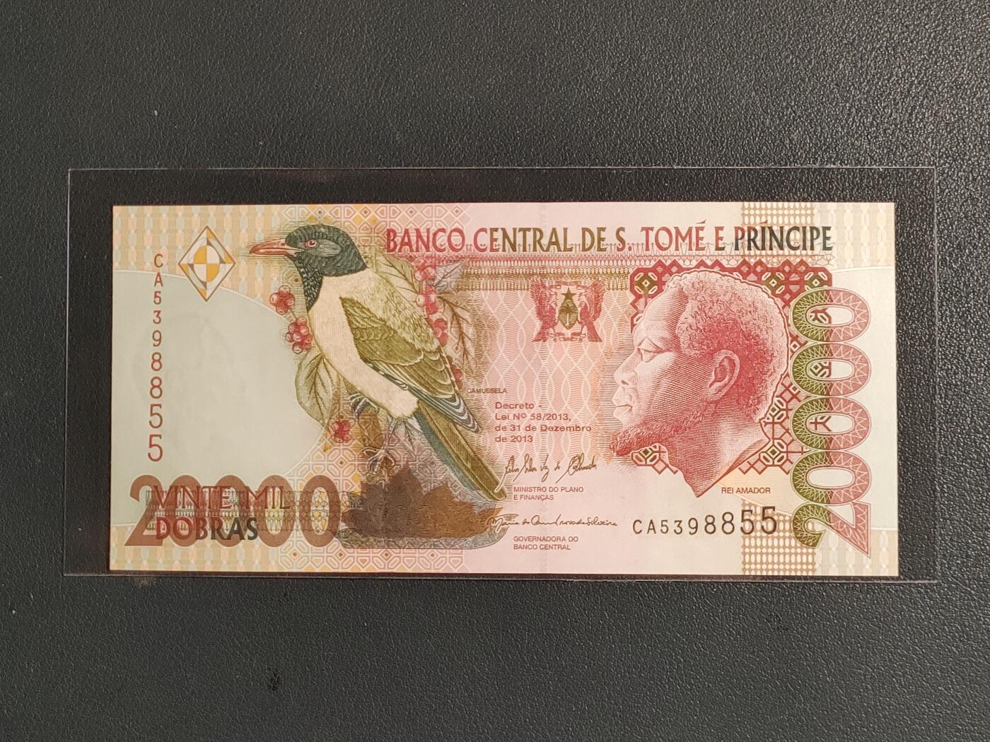中外各国钞、纪念钞、券专场（第三十四场） 圣多美和普林西比20000多布拉 纸币 2013年CA冠鸟钞 全新连号两张(号码寓意见尾图） 