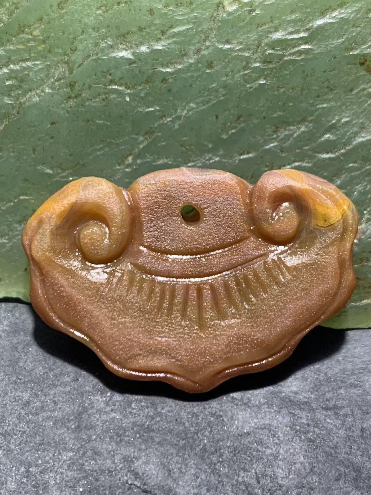 精美亚光高玉化战国红玛瑙雕刻平安如意锁吊坠一个，