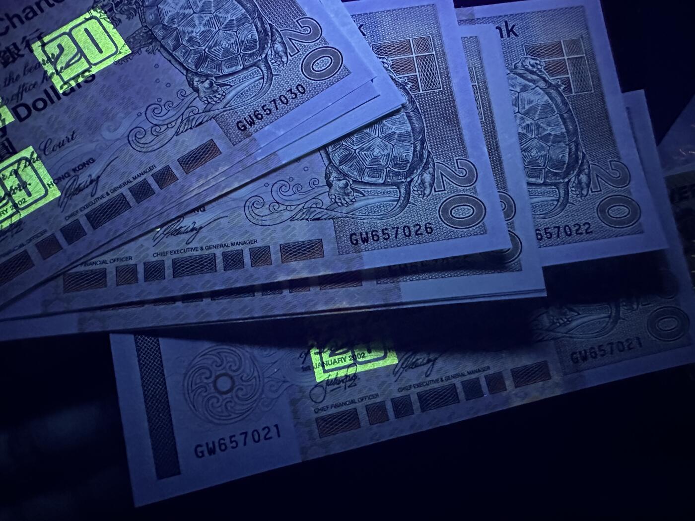 《外钞收藏家》第五百八十八期（优质场）（本平台长期征集拍品、欢迎藏友们联系合作） 2016年香港汇丰银行20元 四张号码全同 豹子号777全新 +2002年香港渣打银行20元 短棍 标准10连号 无折 有黄斑