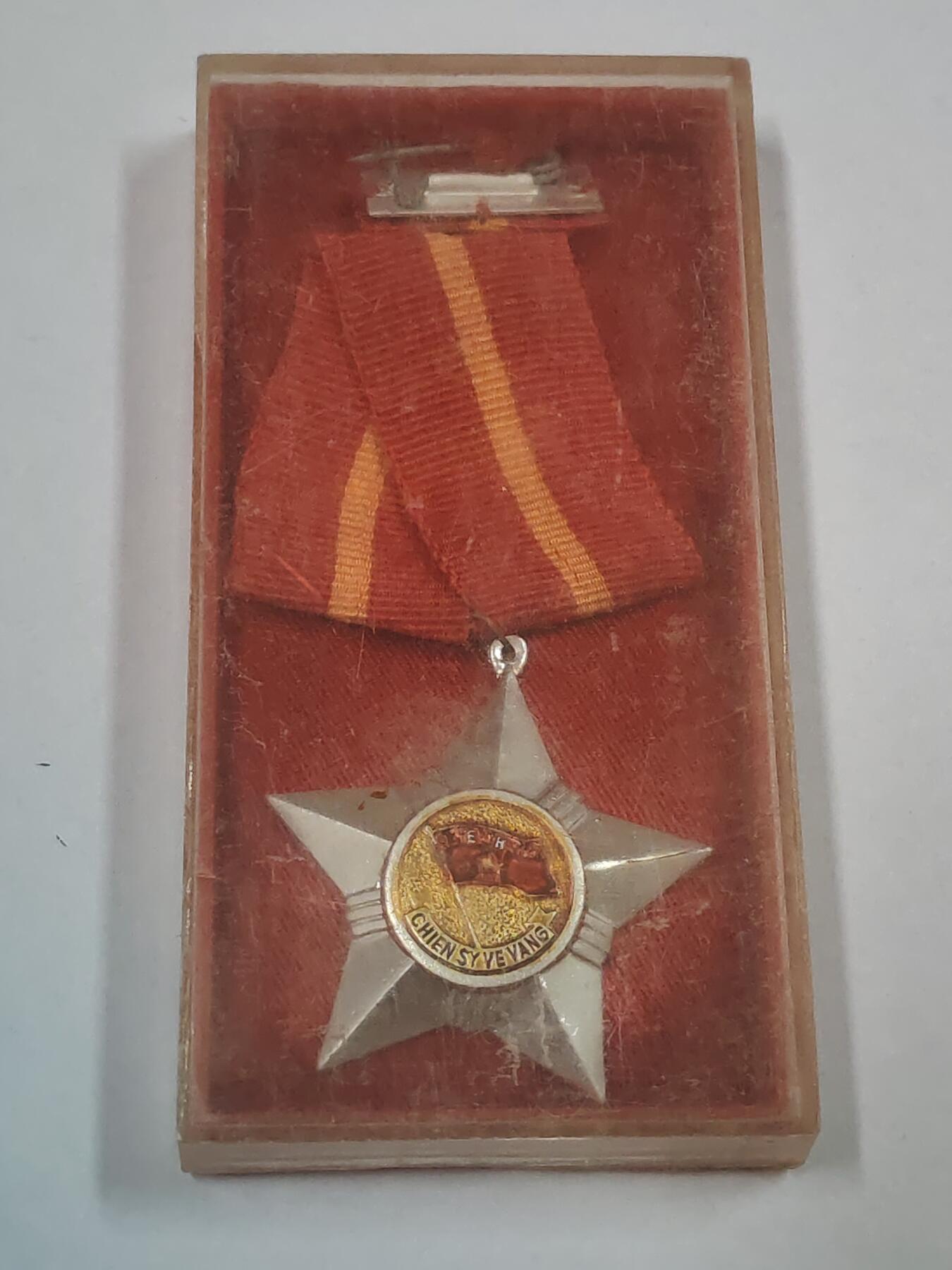 韵星假日拍卖第三十一期 -- Rimey Holidays Auction 31 越南社会主义共和国三级光荣战士勋章 软挂版 带原盒略