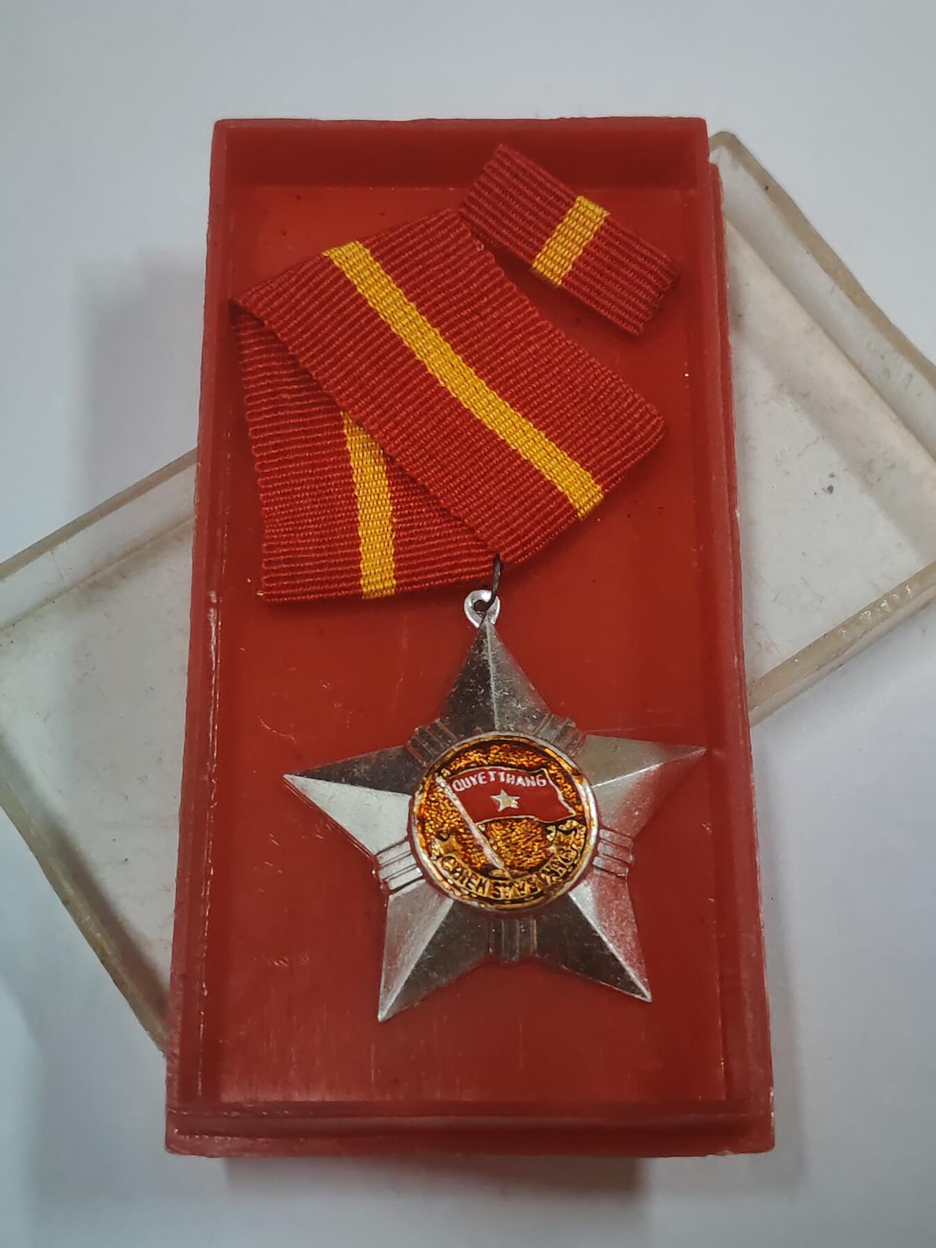 韵星假日拍卖第三十一期 -- Rimey Holidays Auction 31 越南社会主义共和国三级光荣战士勋章 软挂版 带原盒略