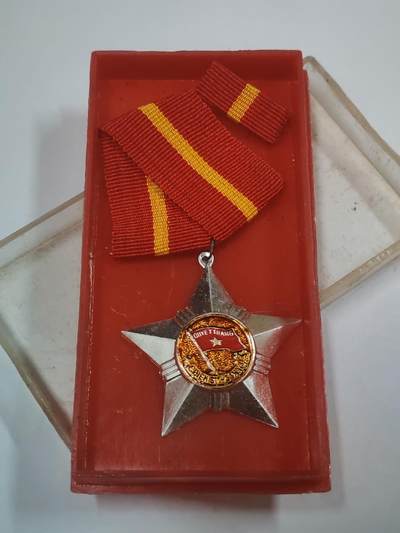 韵星假日拍卖第三十一期 -- Rimey Holidays Auction 31 - 越南社会主义共和国三级光荣战士勋章 软挂版 带原盒略