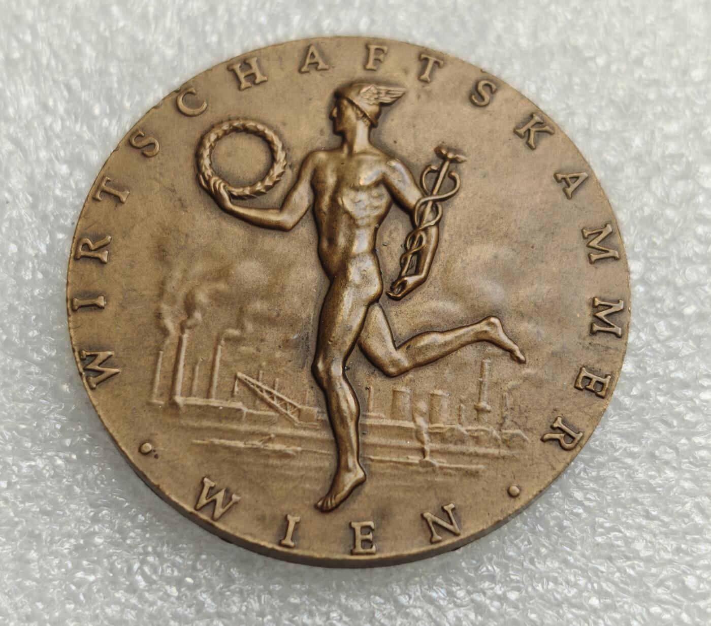 瓶子🏺第218期拍卖会  奥地利工商会  著名的WKO维也纳颁发的信任奖章  章是20世纪初期（1920年左右的风格）的作品  2006年铭刻后颁发  正面是有名的赫尔墨斯（爱马仕）