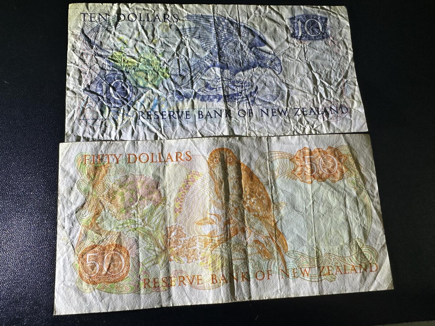 《外钞收藏家》第五百八十八期（优质场）（本平台长期征集拍品、欢迎藏友们联系合作） 新西兰10和50元 2张一起 非全新 品相如图