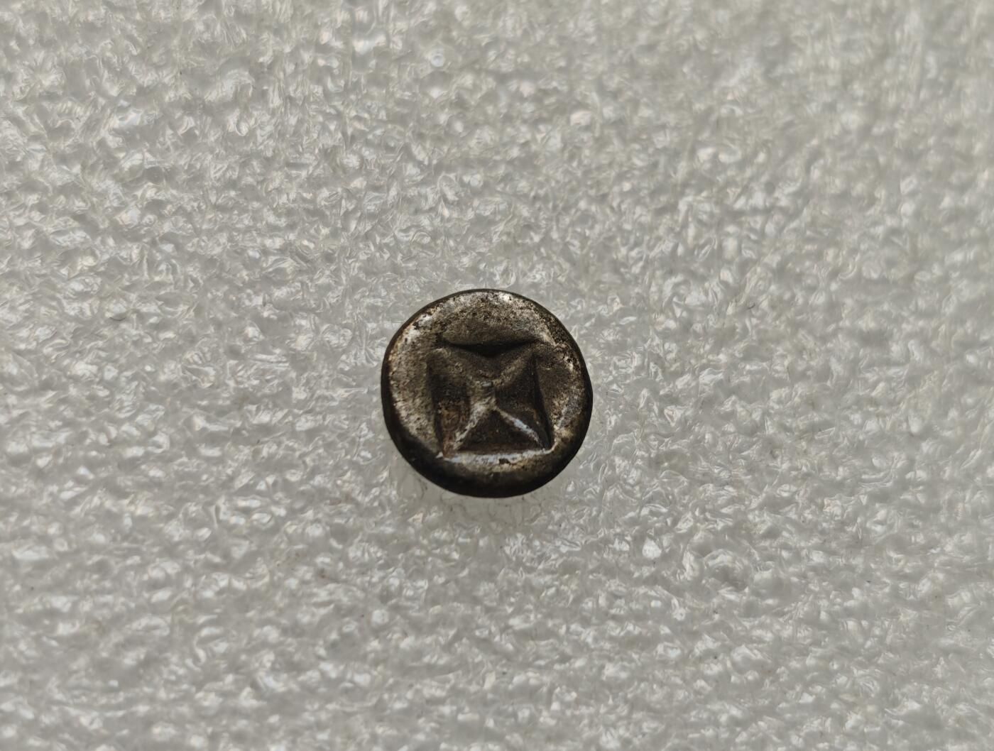 瓶子🏺第218期拍卖会  8世纪三佛齐王国檀香花图案打制银币