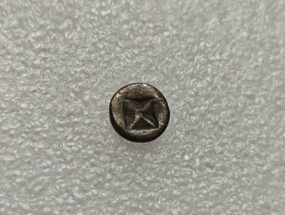 瓶子🏺第218期拍卖会 -  8世纪三佛齐王国檀香花图案打制银币