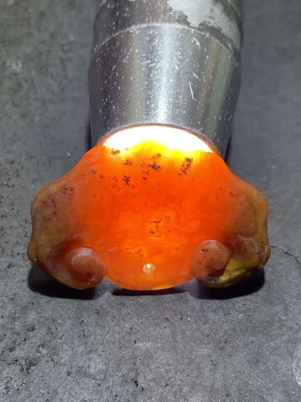 精美亚光高玉化战国红玛瑙雕刻平安如意锁吊坠一个，