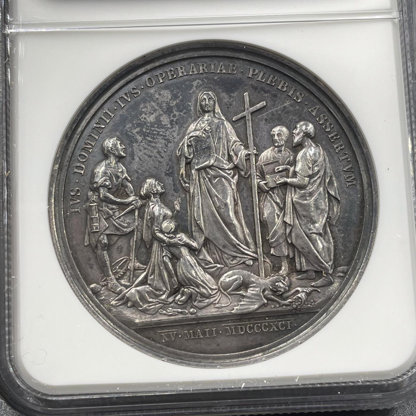 「木头集藏」章牌精品专场！ 1891年梵蒂冈教皇利奥十三世纪念银章，AU 58，纪念利奥十三世（Leo XIII）发布的著名通谕《新事》（Rerum Novarum）——这是天主教首份社会教义通谕，针对工业革命后的劳资问题，奠定了现代天主教社会思想的基础，利奥十三世也因此被称为“工人教皇”。