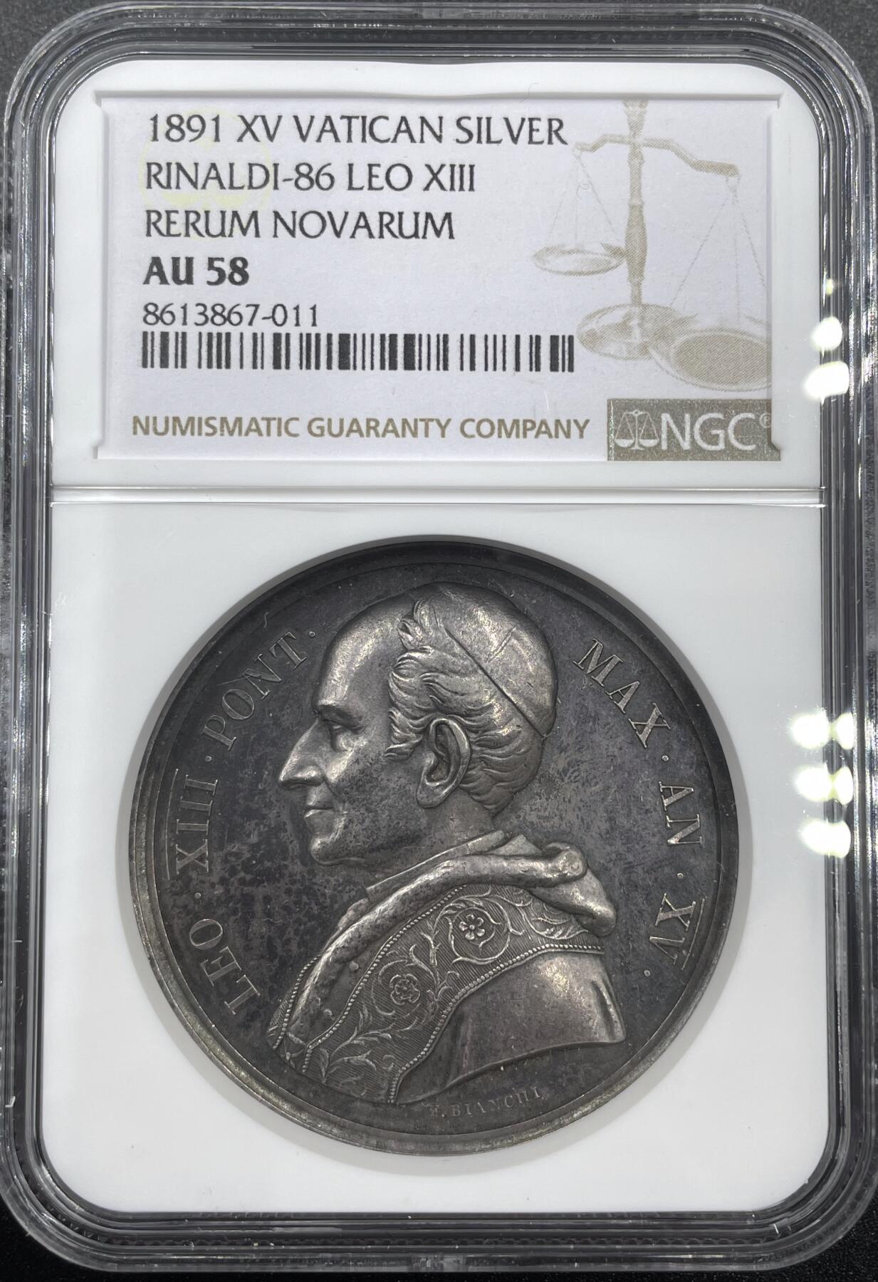「木头集藏」章牌精品专场！ 1891年梵蒂冈教皇利奥十三世纪念银章，AU 58，纪念利奥十三世（Leo XIII）发布的著名通谕《新事》（Rerum Novarum）——这是天主教首份社会教义通谕，针对工业革命后的劳资问题，奠定了现代天主教社会思想的基础，利奥十三世也因此被称为“工人教皇”。