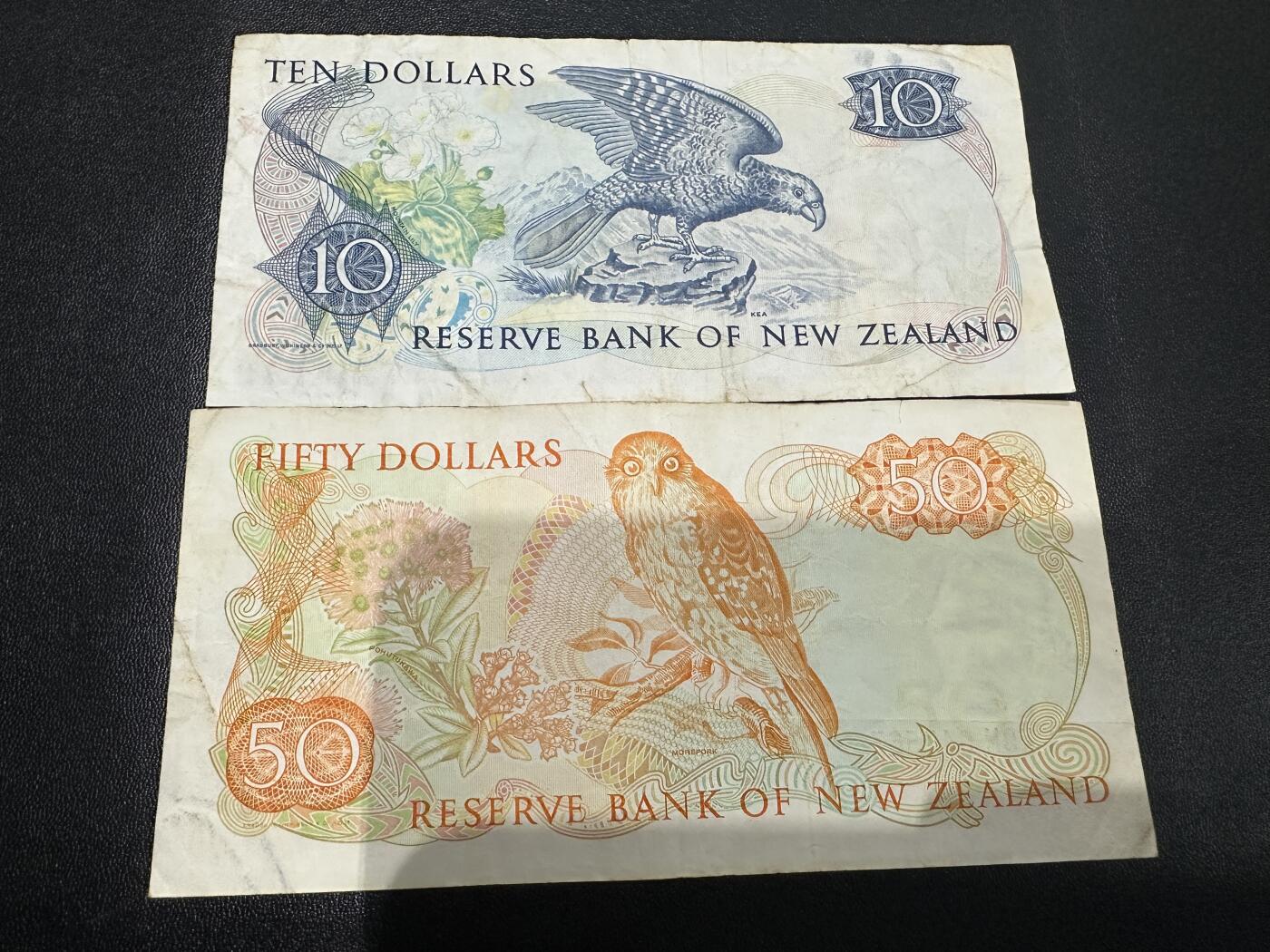 《外钞收藏家》第五百八十八期（优质场）（本平台长期征集拍品、欢迎藏友们联系合作） 新西兰10和50元 2张一起 非全新 品相如图