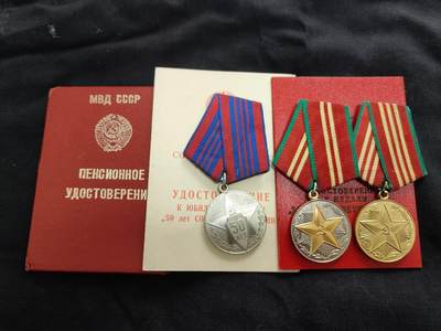 时顺第二十六拍 - 授予警察中校帕夫洛夫 亚历山大 瓦西里耶维奇的 内务部版圆满服役奖章及警察部门成立50周年奖章。 内务部版圆满服役奖章带证，奖章背面为(мвд cccp）非常见内务部无字版，可惜一级缺失。 双将签，警察部门成立50周年及二，三级圆满服役由尼古拉 瓦西里耶维奇 久巴少将签发，一级圆满服役由叶夫根尼·伊拉里奥诺维奇·拉戈达警察少将签发，二人签发时的职务都为尼古拉耶夫州内务部警察局局长。