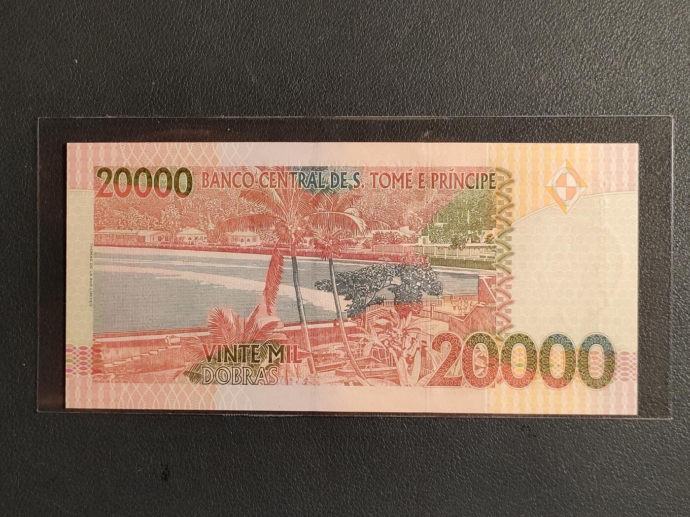 中外各国钞、纪念钞、券专场（第三十四场） 圣多美和普林西比20000多布拉 纸币 2013年CA冠鸟钞 全新连号两张(号码寓意见尾图） 