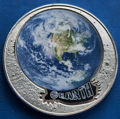 外国优质老铜币银币，周六九点倒数截拍，满百包邮，可寄存半年，喜欢朋友微信扫描二维码可直接参拍 - 俄罗斯地球镀银彩色纪念章，直径39.8mm，重29.2克