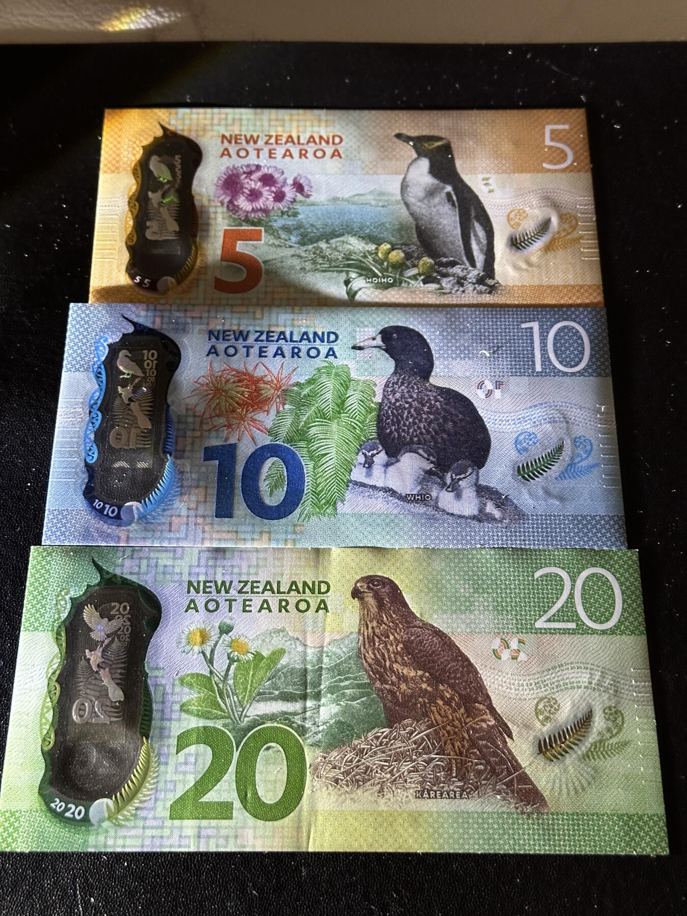 《外钞收藏家》第五百八十八期（优质场）（本平台长期征集拍品、欢迎藏友们联系合作） 新西兰新版塑料钞5/10/20元3张一套	UNC 20有点压痕