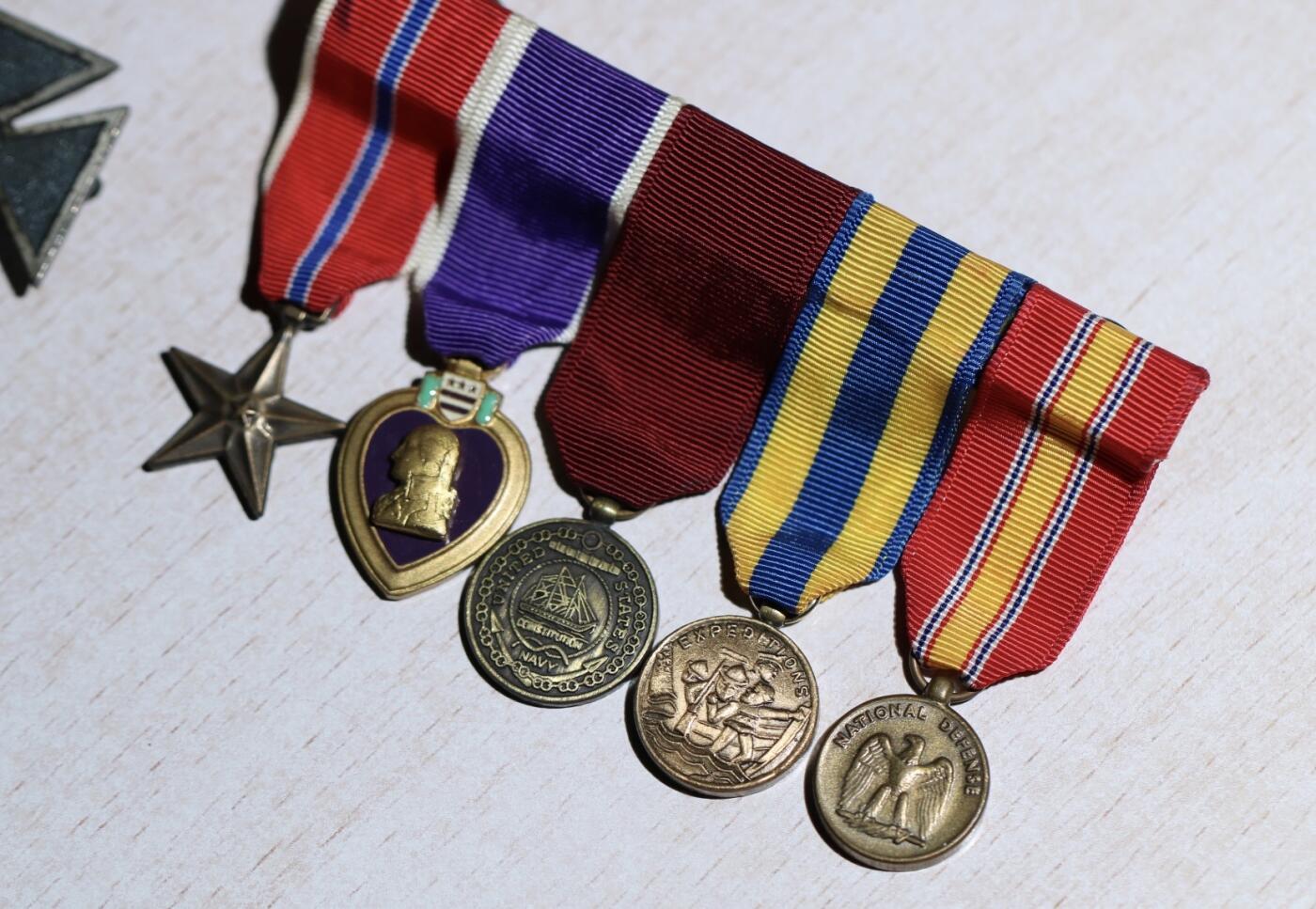 大猫徽章拍卖 第283期 美军海军陆战队韩战及越南战争相关勋略，左下二战版本纯银神射手证章，二战版本纯银冲锋枪神射手证章，美军5R迷你勋章