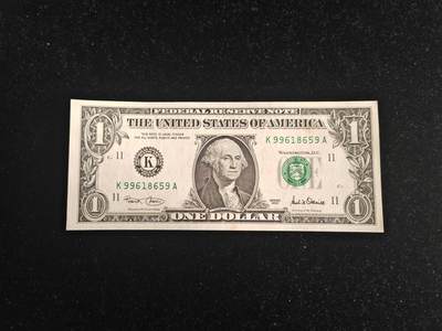 美国纸币 2001年 1美元 K区 无47 全新未流通品相 票面有两处黄点  - 美国纸币 2001年 1美元 K区 无47 全新未流通品相 票面有两处黄点 