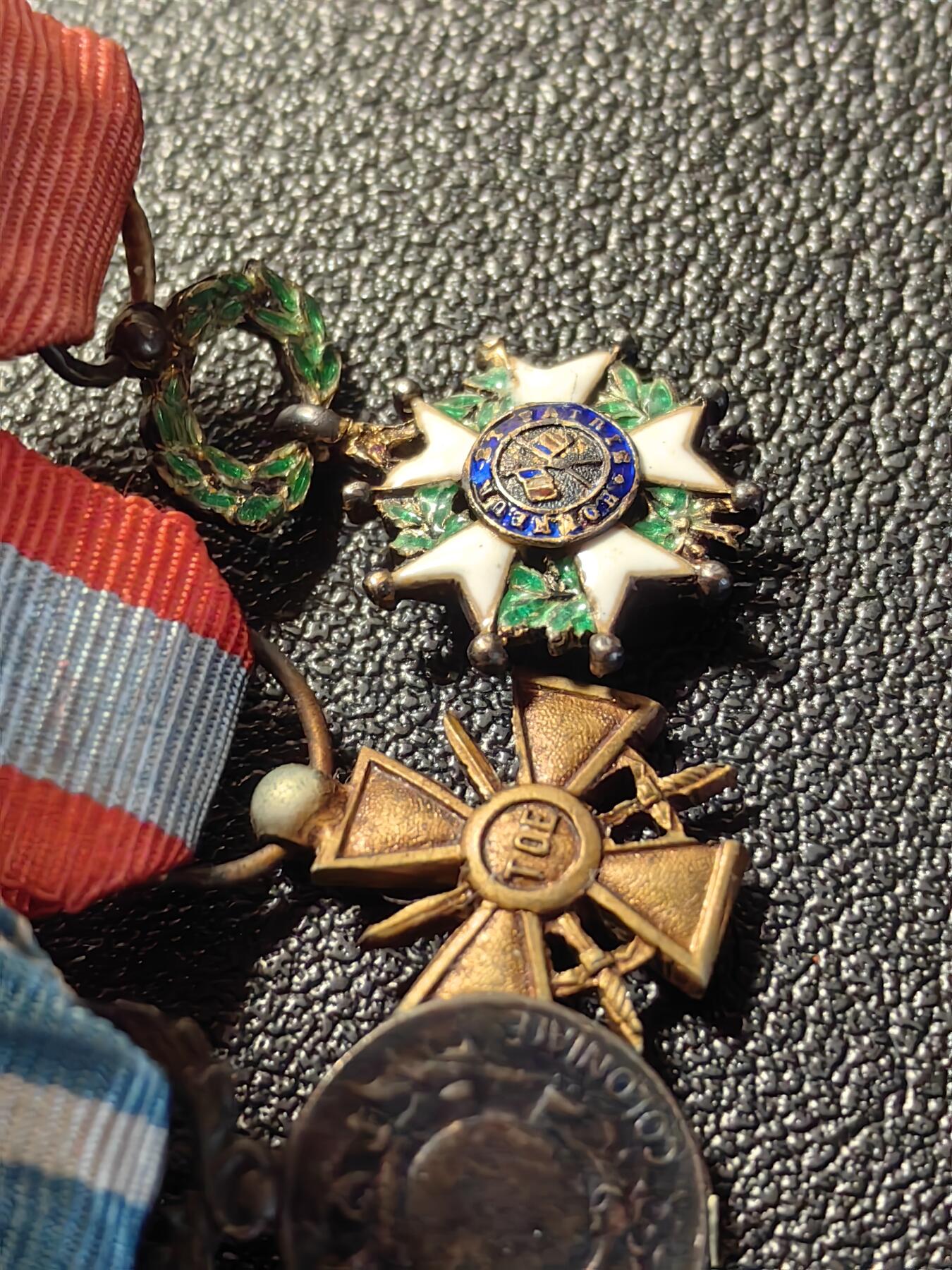 靖甫拍卖第十二场 法国殖民地军官勋奖章迷你章联排 军官级荣誉军团、贝宁黑星、摩洛哥阿拉维勋章，共3银2铜