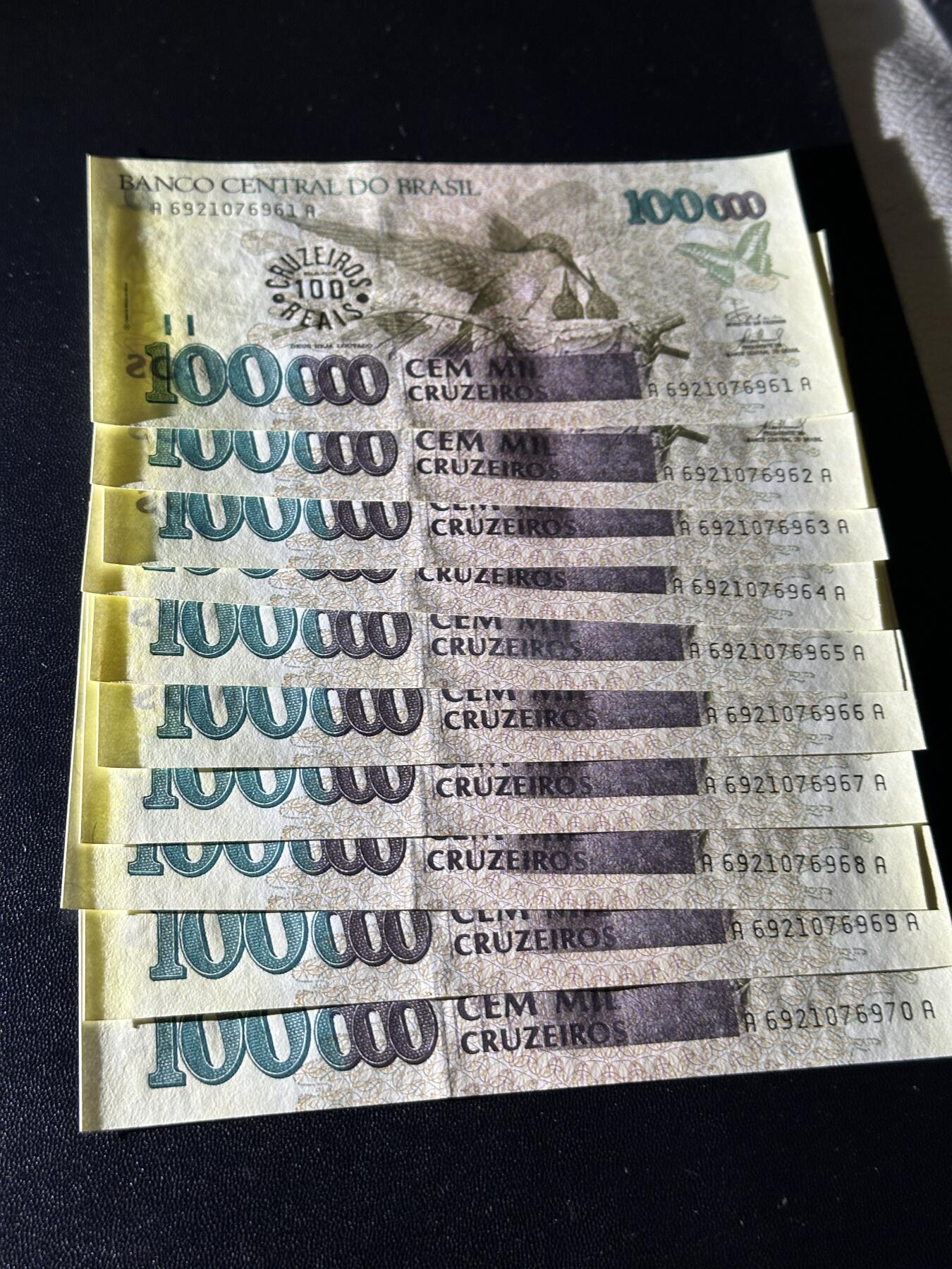 《外钞收藏家》第五百八十八期（优质场）（本平台长期征集拍品、欢迎藏友们联系合作） 巴西1993年10万克鲁塞罗标十连号（大部分全程无4，伊瓜苏大瀑布）	UNC 轻微黄潮斑