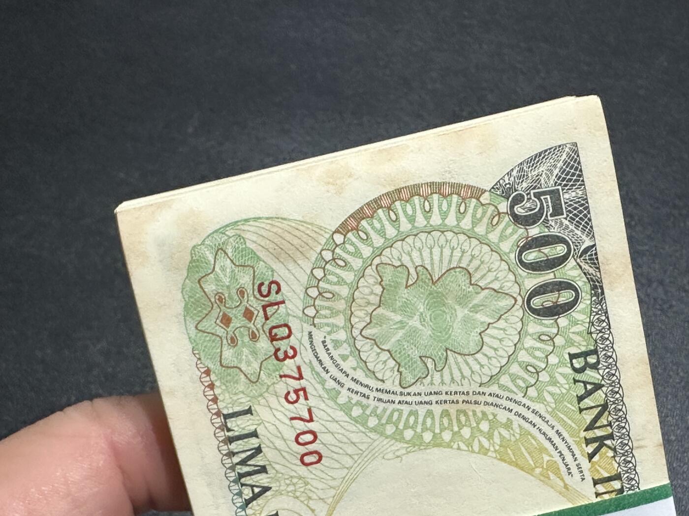 《外钞收藏家》第五百八十八期（优质场）（本平台长期征集拍品、欢迎藏友们联系合作） 印度尼西亚92年500卢比一刀百连（红毛猩猩）	UNC 有黄斑