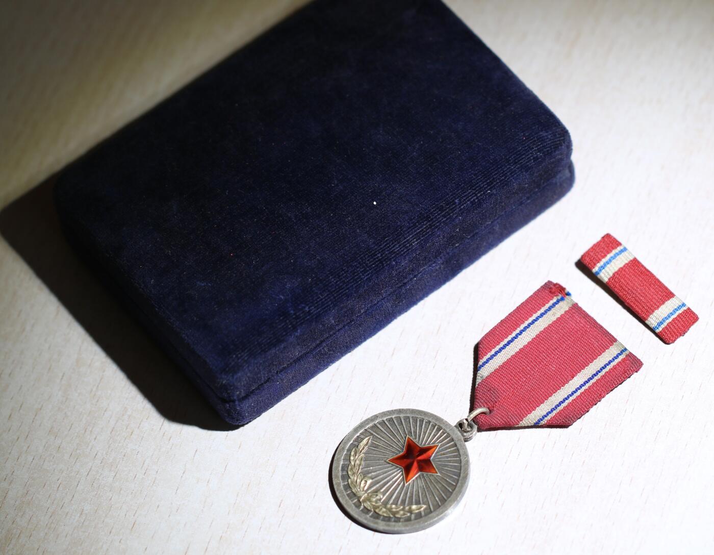 大猫徽章拍卖 第283期 朝鲜🇰🇵功劳奖章 银质 挂后换略后配