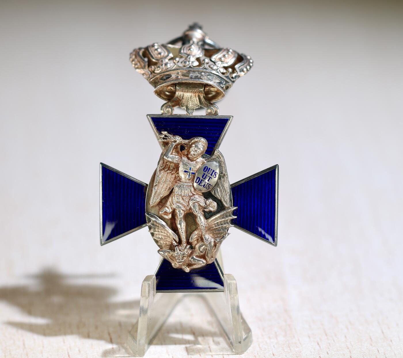 大猫徽章拍卖 第283期 巴伐利亚王国四级带冠圣米迦勒勋章。银质珐琅品相完美，挂环带厂标，原盒带烫金厂标十分难得，勿拿品相有缺陷的比。“m.d.K”为mit der krone缩写，仅在带冠的原盒上印有。1837年时任巴伐利亚国王路德维希一世设立圣米迦勒勋章，前身是巴伐利亚选帝侯于1693年设立的圣米迦勒骑士勋章。之后进行过多次修改，随着德意志帝国与君主制的崩溃于1918年停颁。