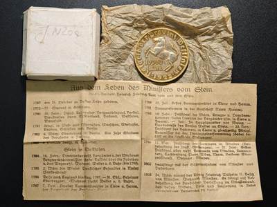 【德藏】世界币章拍卖第155期（拍品征集中~欢迎藏友联系） - 1923年 德国德紧威斯特法伦10000马克镀金大马币 原盒原说明 全套包装非常少见 直径约：44.5mm；重约：31.5g