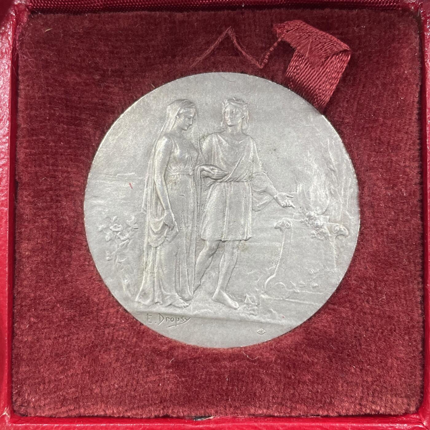 「木头集藏」章牌精品专场！ E.Dropsy～1911年法国婚礼原盒纪念大版银章，直径：36.5 mm，21.1 g，边铭：丰饶角 1 ARGENT，品相不错，原盒正常使用。