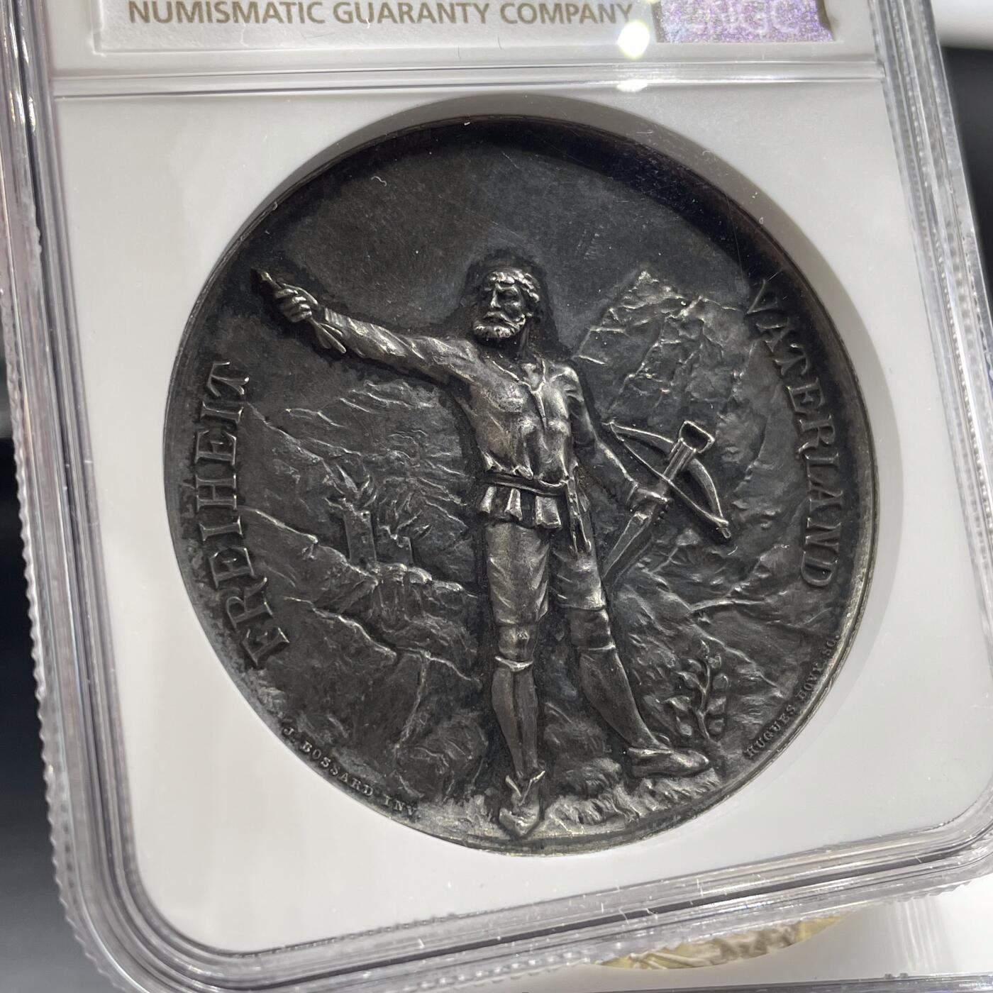 「木头集藏」章牌精品专场！ Bovy~1889年瑞士卢塞恩射击节银章， MS61 ，直径:45mm，NGC加厚盒，分数略低评。高浮雕非常精美，整个人物呼之欲出，特别是人物头部的雕刻，已经不是平面的浮雕了，而几乎是立体的圆雕，可以说是体现瑞士射击节章牌高超艺术水准和铸造工艺的代表作品。