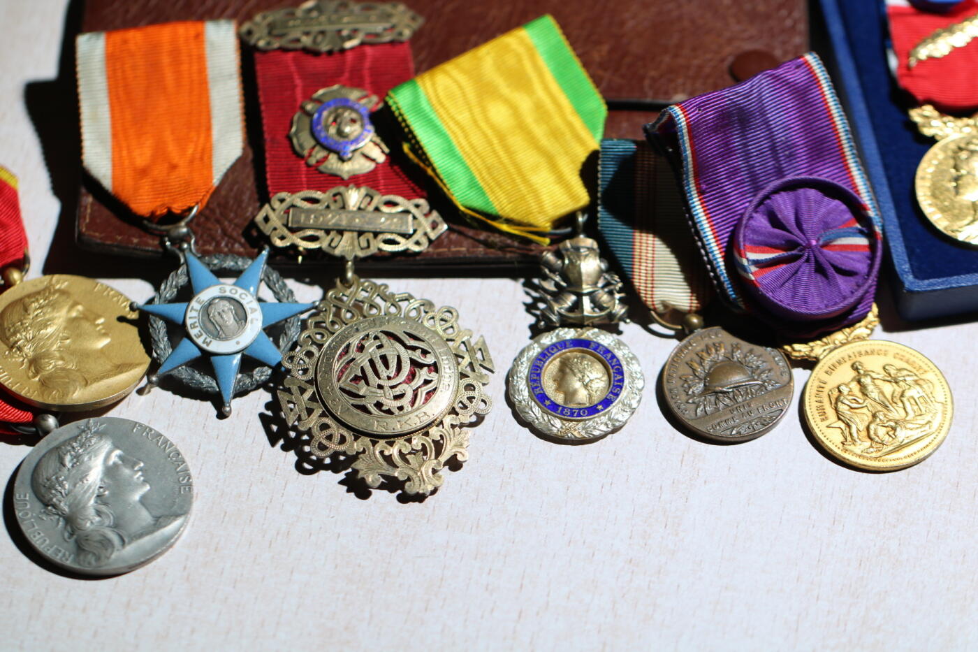 大猫徽章拍卖 第283期 纯银镀金法国工业协会奖章，纯银法国骑士级功勋勋章，皮包收纳：纯银镀金镶红宝石法国共济会奖章，纯银法国军事价值奖章，法国一战战斗联盟奖章，军官级镀金法国国家贡献奖章，原盒军官级镀金法国劳动荣誉奖章。