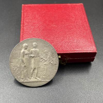 「木头集藏」章牌精品专场！ - E.Dropsy～1911年法国婚礼原盒纪念大版银章，直径：36.5 mm，21.1 g，边铭：丰饶角 1 ARGENT，品相不错，原盒正常使用。