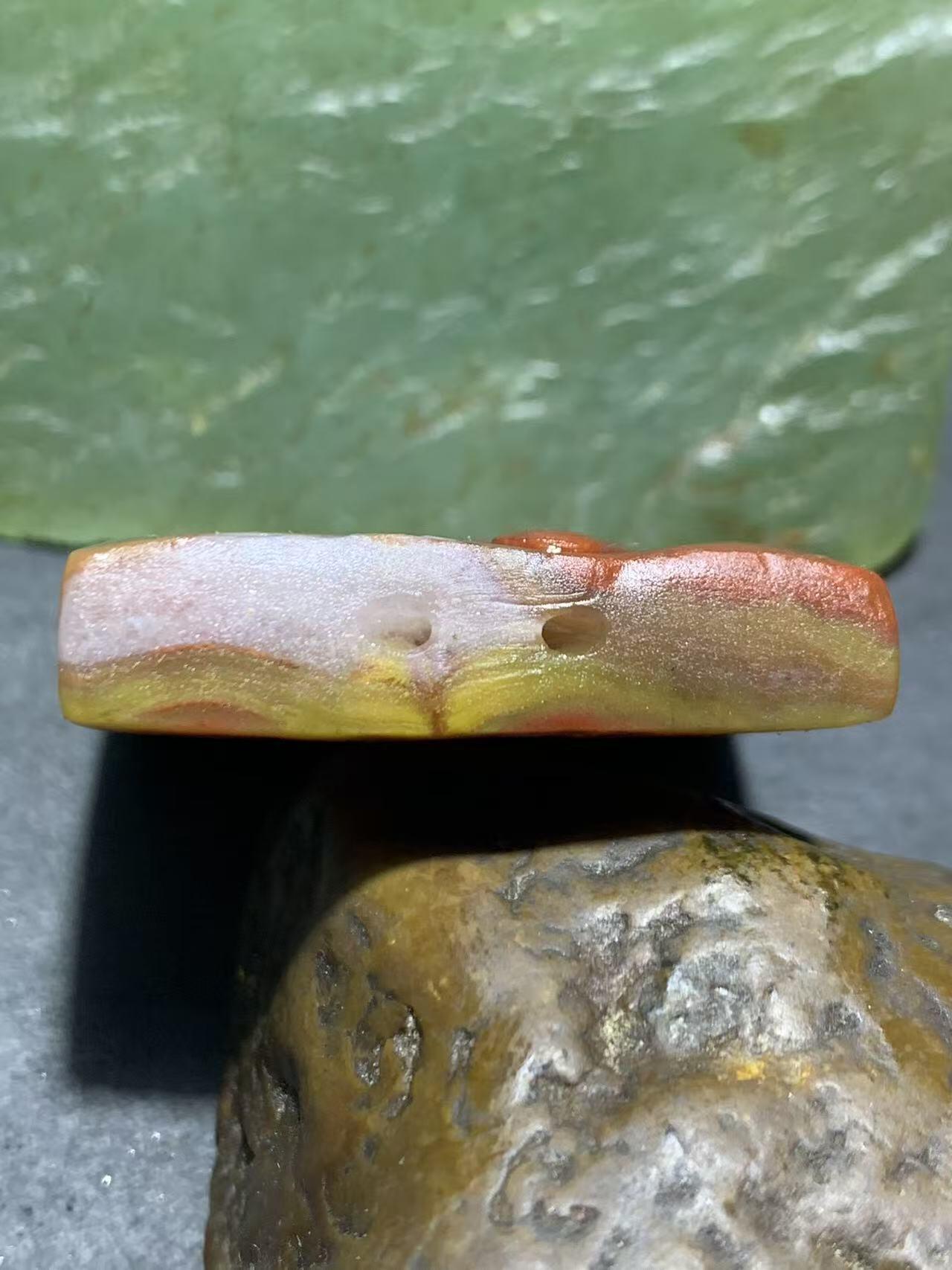 精美亚光北漂战国红玛瑙手工俏色巧雕一心向佛意境牌子吊坠一颗！