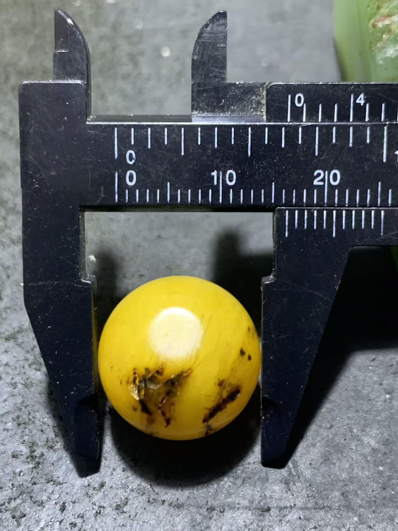 天然乌克兰蜜蜡通货圆珠一颗