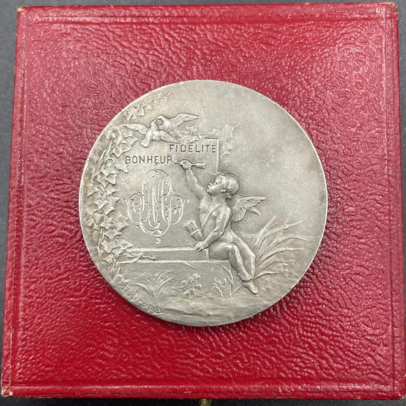 「木头集藏」章牌精品专场！ E.Dropsy～1911年法国婚礼原盒纪念大版银章，直径：36.5 mm，21.1 g，边铭：丰饶角 1 ARGENT，品相不错，原盒正常使用。