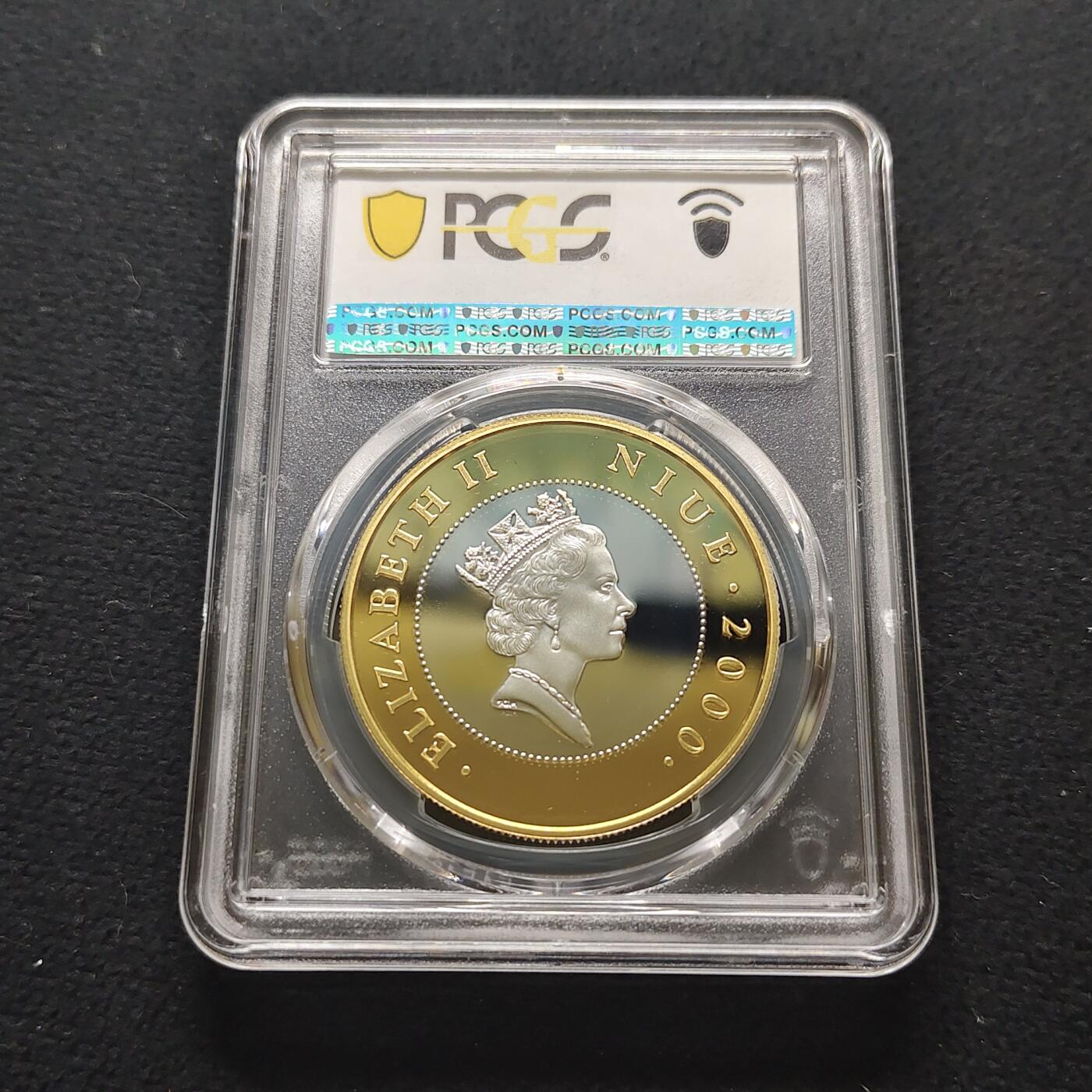 【全场包邮】纯粹捡漏拍481场（免费代拍第18场） 纽埃2000年5元女王母亲伊丽莎白皇太后诞生100周年外圈镀金精制克朗型纪念银币-PCGS PR69 DCAM
