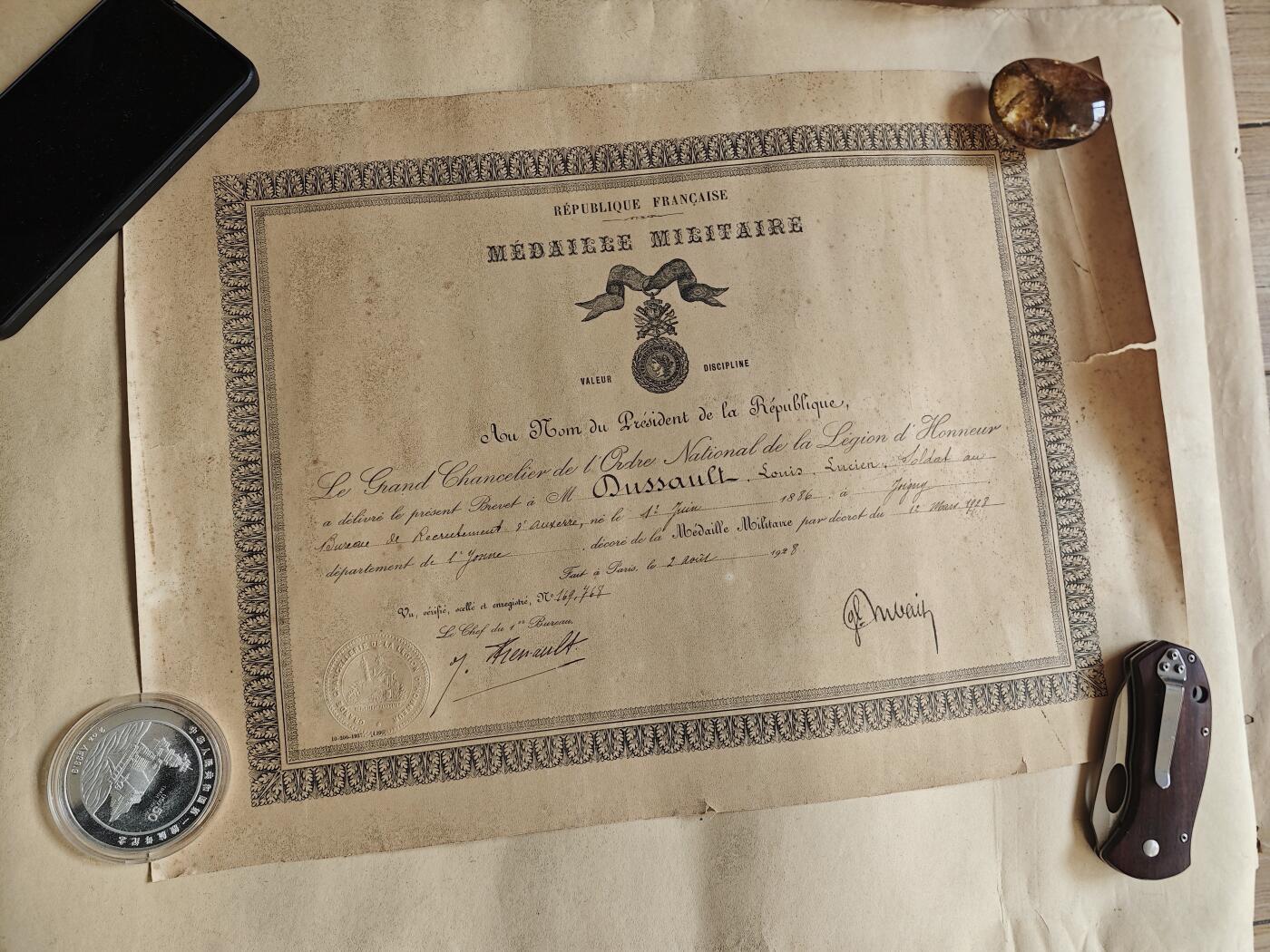 红色经典收藏 第33期  抗战收藏专场 1928年 法国三共时期 军事功勋奖章证书 边缘破损