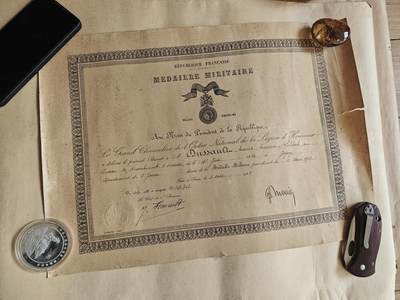 红色经典收藏 第33期  抗战收藏专场 - 1928年 法国三共时期 军事功勋奖章证书 边缘破损