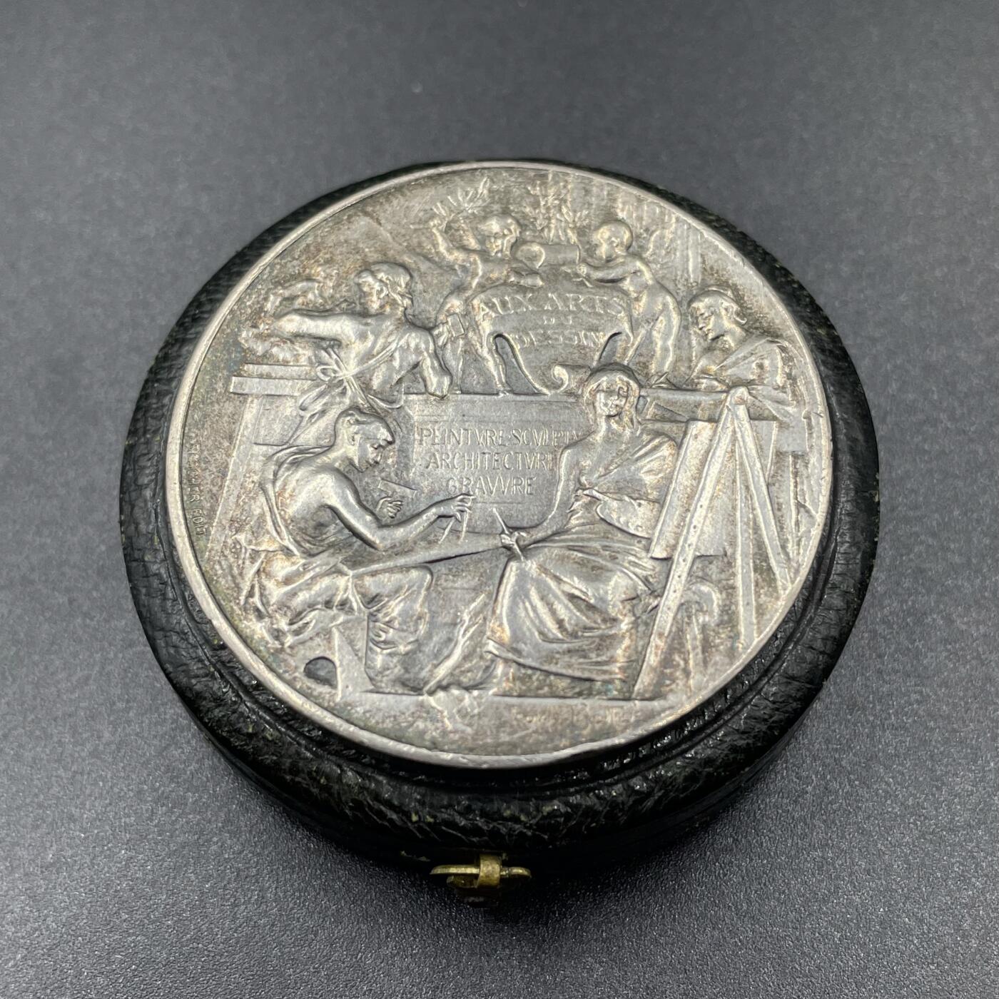 「木头集藏」章牌精品专场！ L.Bottee～1885年法国国立装饰艺术学院年度竞赛原盒银奖章，直径：41 mm，35.7 g，边铭：丰饶角 ARGENT ，原盒正常使用，今巴黎国立高等装饰艺术学院，1766年创立，专注装饰艺术、设计等领域。