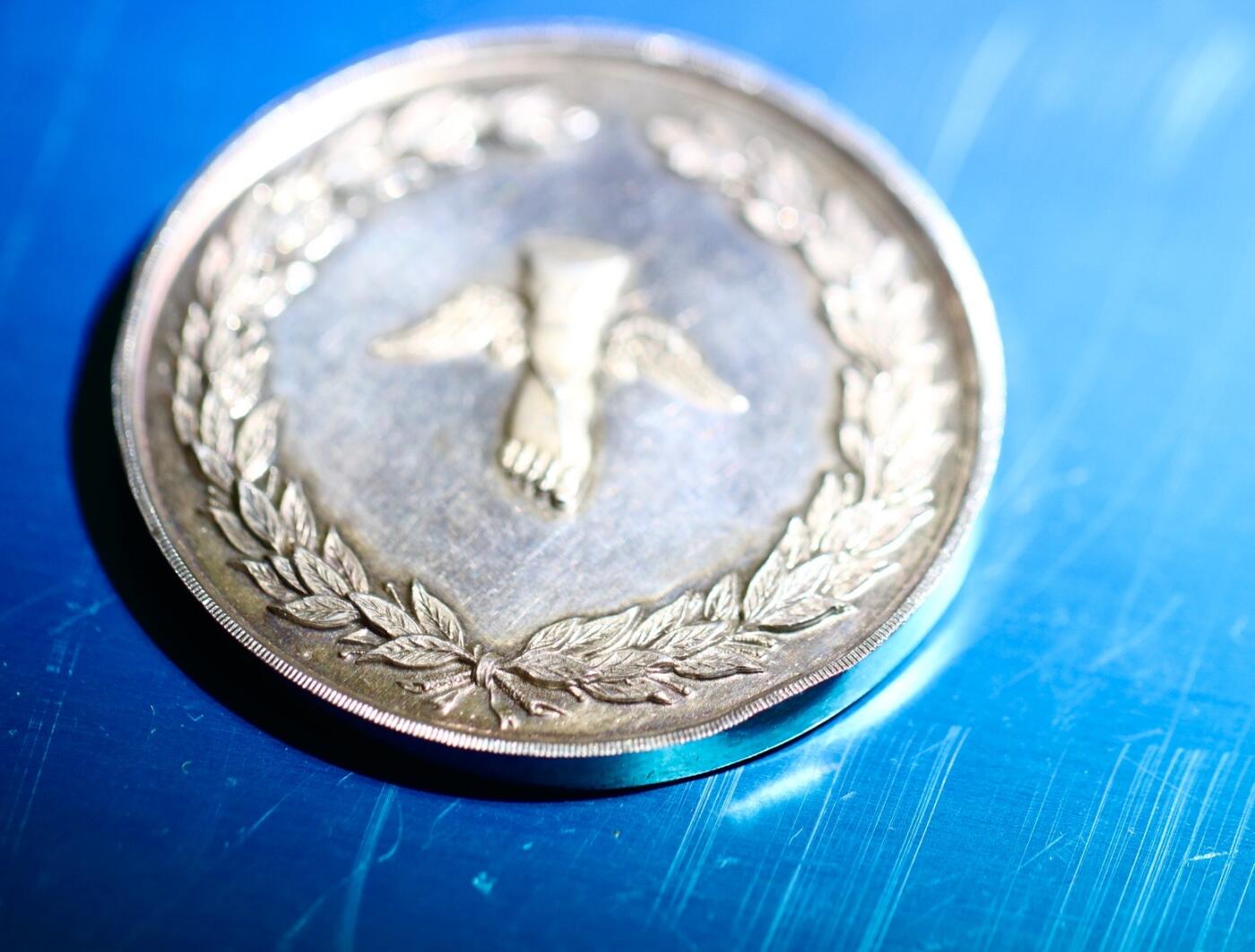 大猫徽章拍卖 第283期 1919年剑桥大学体育赛事的银质奖牌 有小磕