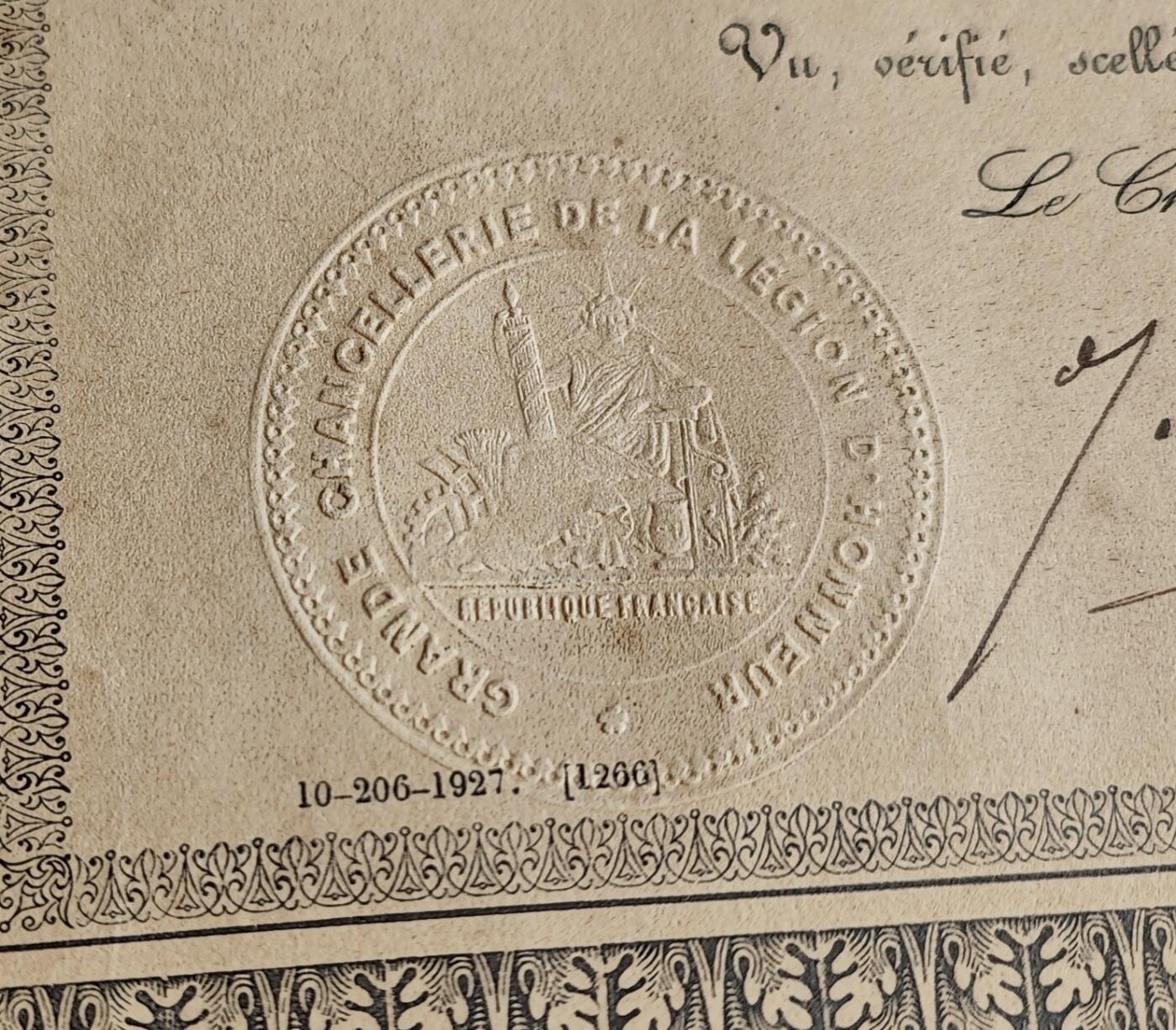 红色经典收藏 第33期  抗战收藏专场 1928年 法国三共时期 军事功勋奖章证书 边缘破损