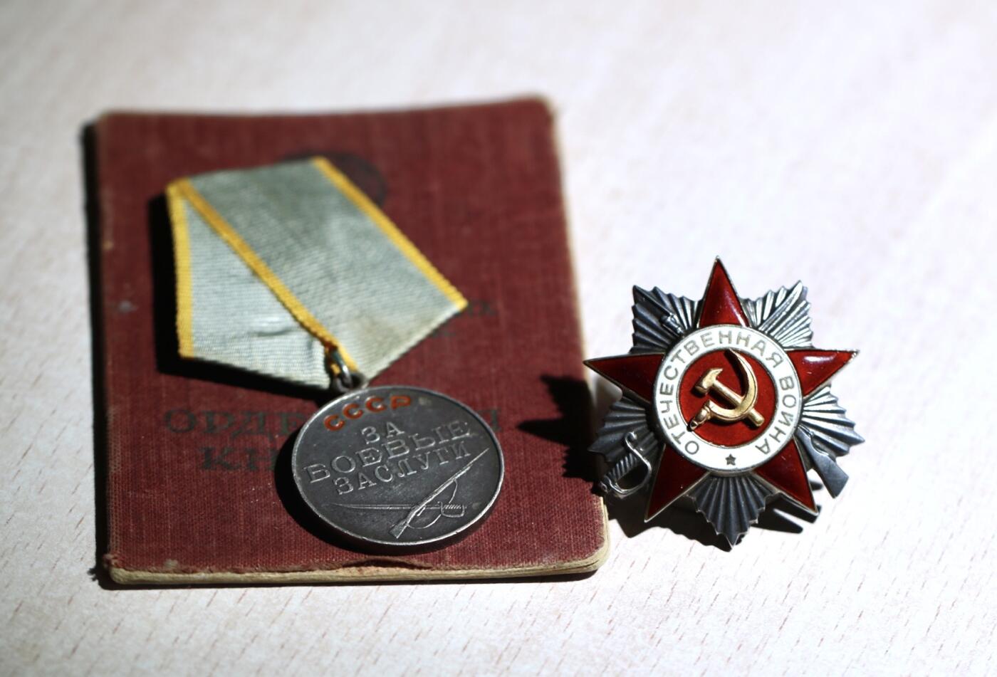 大猫徽章拍卖 第283期 二级卫国带证书+战功奖章套 带证，对日事迹