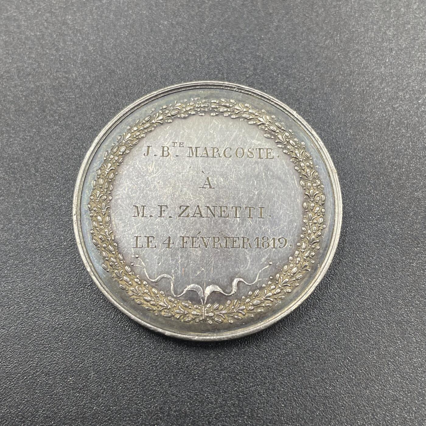 「木头集藏」章牌精品专场！ 1819年法国结婚纪念银章，直径：32 mm，17.9 g，正面法语：忠诚、幸福。早期高浮雕版本，已刻字206年，侧面花体刻字，保持较好！
