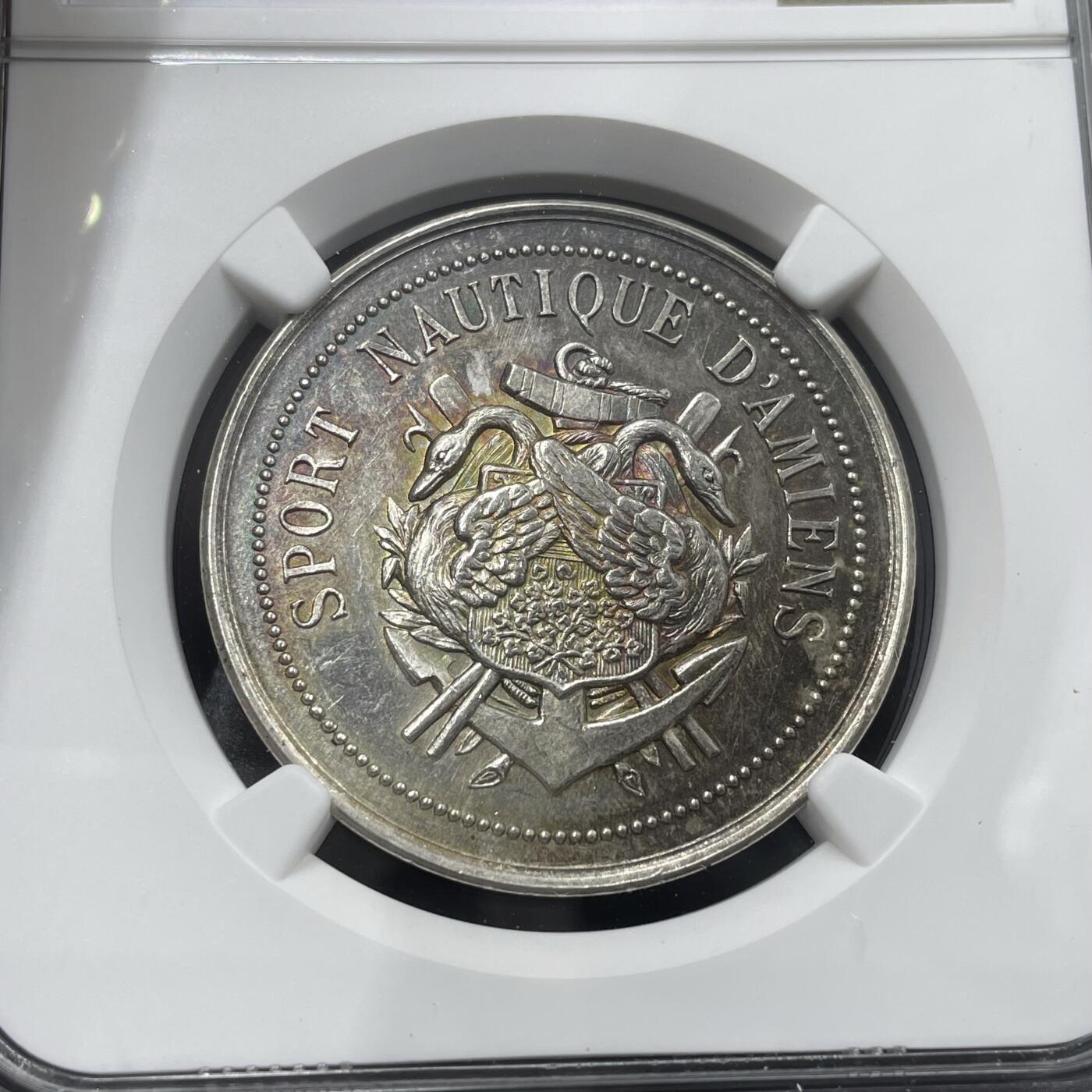 「木头集藏」章牌精品专场！ 1866法国昂热水上运动协会银章，MS 61，直径：34 mm，正面刻画天鹅、船锚及船桨等元素，寓意水上运动的优雅、灵动，少见银章，彩色氧化很美。