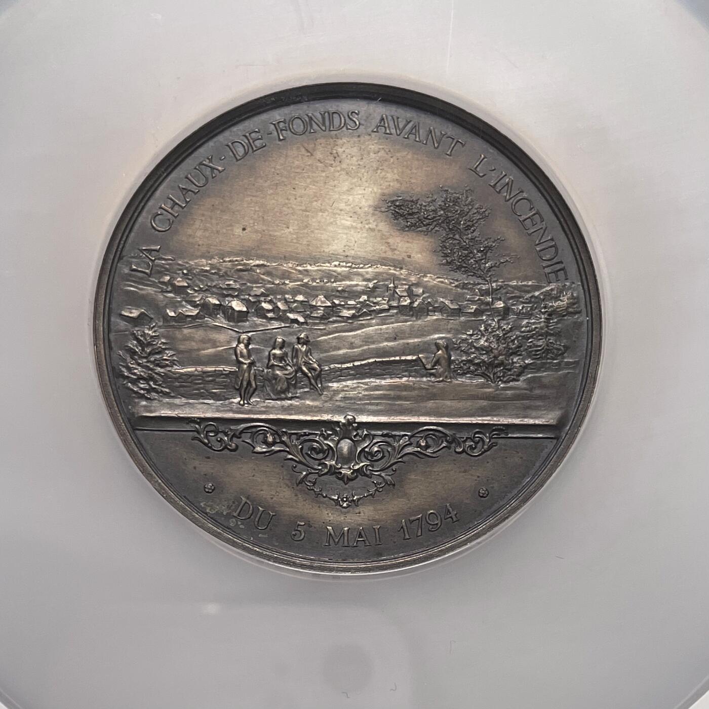 「木头集藏」章牌精品专场！ Bovy～1894年瑞士纳沙泰尔拉绍德封火灾百年纪念大银章，MS 61，直径：50.5 mm，77.8 g，背面图案展示了1794年火灾前拉绍德封的城镇风貌，正面刻画了网格状规划重建后的城市景象，银章十分少见！