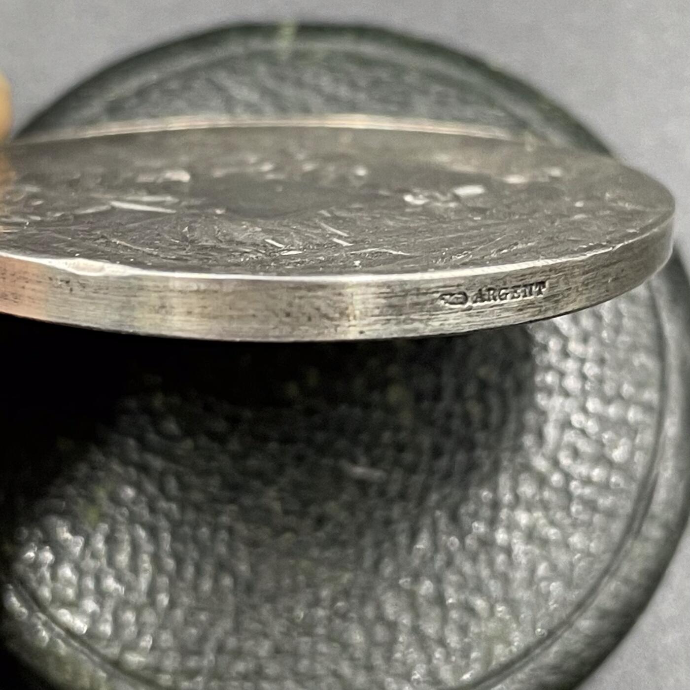 「木头集藏」章牌精品专场！ L.Bottee～1885年法国国立装饰艺术学院年度竞赛原盒银奖章，直径：41 mm，35.7 g，边铭：丰饶角 ARGENT ，原盒正常使用，今巴黎国立高等装饰艺术学院，1766年创立，专注装饰艺术、设计等领域。