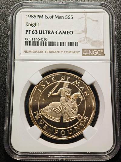 【德藏】世界币章拍卖第155期（拍品征集中~欢迎藏友联系） - 唯一冠军分！1985年 马恩岛5英镑骑士精制纪念银币 NGC PF63UC 状态极佳