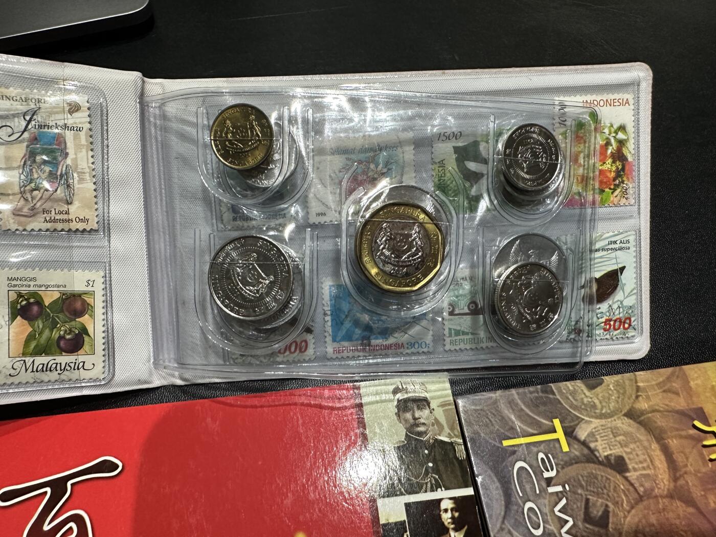 《外钞收藏家》第五百八十八期（优质场）（本平台长期征集拍品、欢迎藏友们联系合作） 新加坡和印度尼西亚邮币册+辛亥革命100周年硬币和纸币册子+台湾纪念币一套