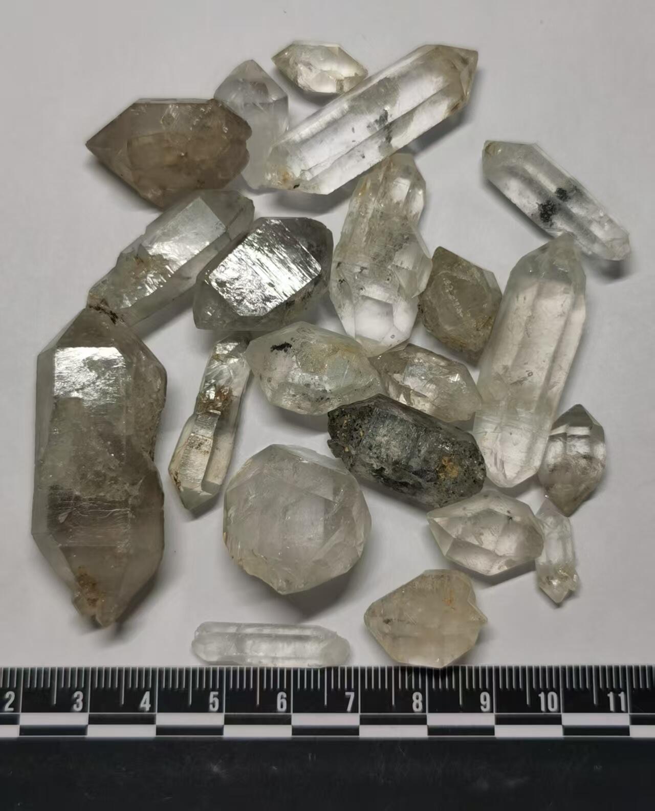 七河·世界钱币杂件水晶矿标小拍（总第29期） 藏家出品 X599 云贵闪灵水晶一组约 100 克 本件由合作藏家负责邮寄