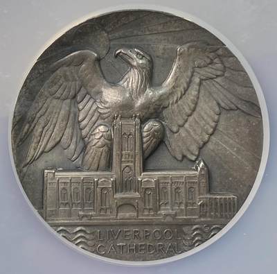万国钱币拍卖第056期 - NGC MS63 1934年英国利物浦大教堂利奇菲尔德主教纪念大银章 此章为建造利物浦大教堂委员会主席弗雷德里克·莫顿·拉德克利夫爵士铸造赠送给共济会和其他致力于利物浦大教堂建造的人 非常罕见的大英帝国雄鹰高浮雕教堂景观大银章 57MM大规格
