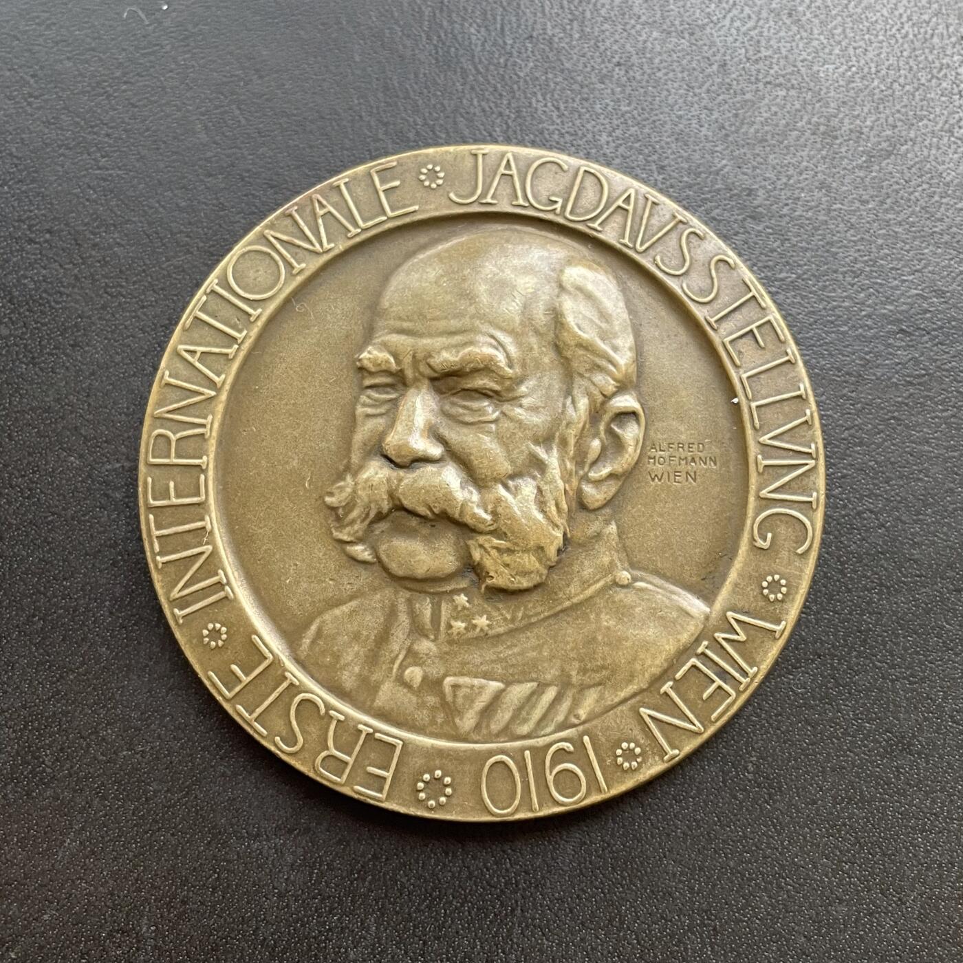 「木头集藏」章牌精品专场！   Alfred Hofmann～1910年奥地利第一届世界狩猎博览会家禽和兔子展铜章，直径：50mm，正面是奥地利皇帝弗朗茨·约瑟夫肖像。这枚章是奥地利为纪念在维也纳举办的首届世界狩猎博览会而发行的6枚铜章之一，存世罕见，并且基本只能在原盒套装中见到，单枚出售非常难得！   